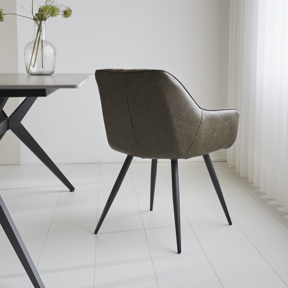 Spisestuestol Cara Dimehouse Grøn LxBxH 78x65x57 Kunstlæder Atmosfærisk foto diagonalt set bagfra