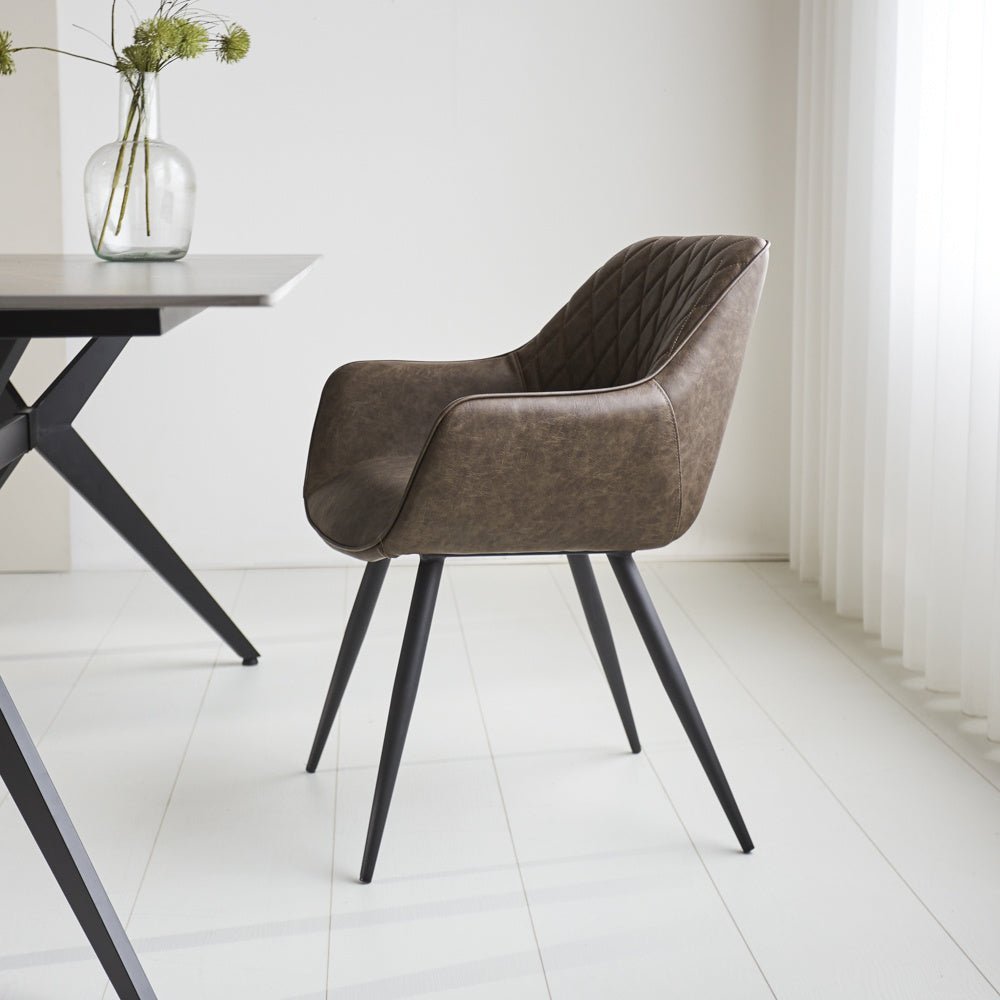 Spisestuestol Cara Dimehouse Taupe LxBxH 78x65x57 Kunstlæder Atmosfærisk foto set fra siden