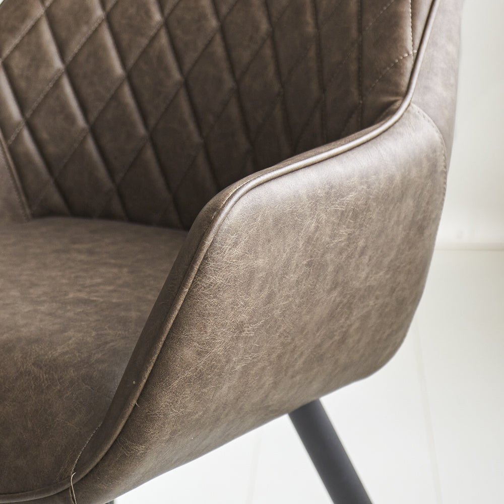Spisestuestol Cara Dimehouse Taupe LxBxH 78x65x57 Kunstlæder Atmosfærisk fotodetalje