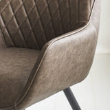 Spisestuestol Cara Dimehouse Taupe LxBxH 78x65x57 Kunstlæder Atmosfærisk fotodetalje