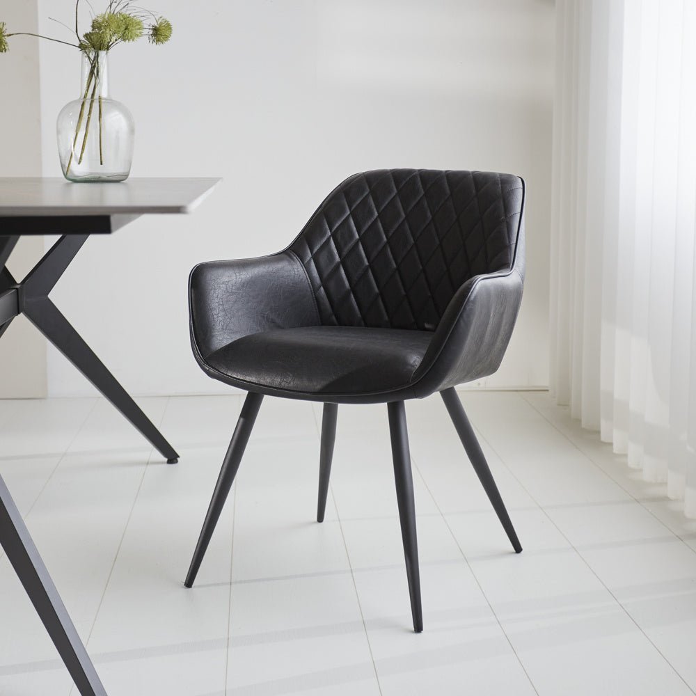 Spisestuestol Cara Dimehouse Sort LxBxH 78x65x57 Kunstlæder Atmosfærisk foto diagonalt set forfra