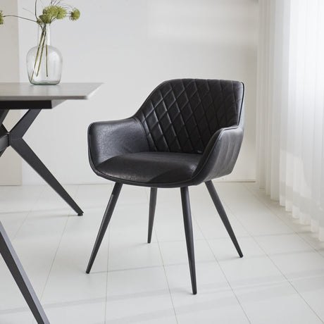 Spisestuestol Cara Dimehouse Sort LxBxH 78x65x57 Kunstlæder Atmosfærisk foto diagonalt set forfra