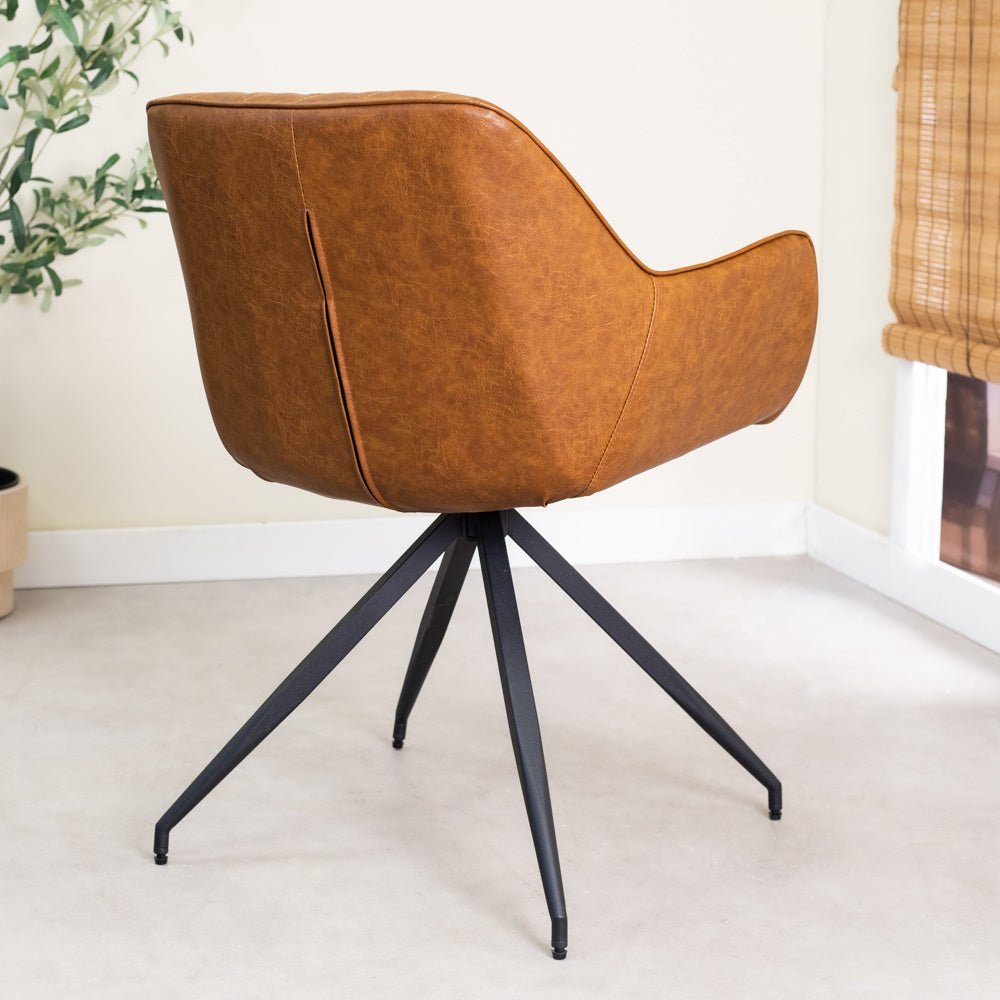 Spisestuestol Gian Dimehouse Cognac LxBxH 73x65x50 Kunstlæder Atmosfærisk foto diagonalt set bagfra