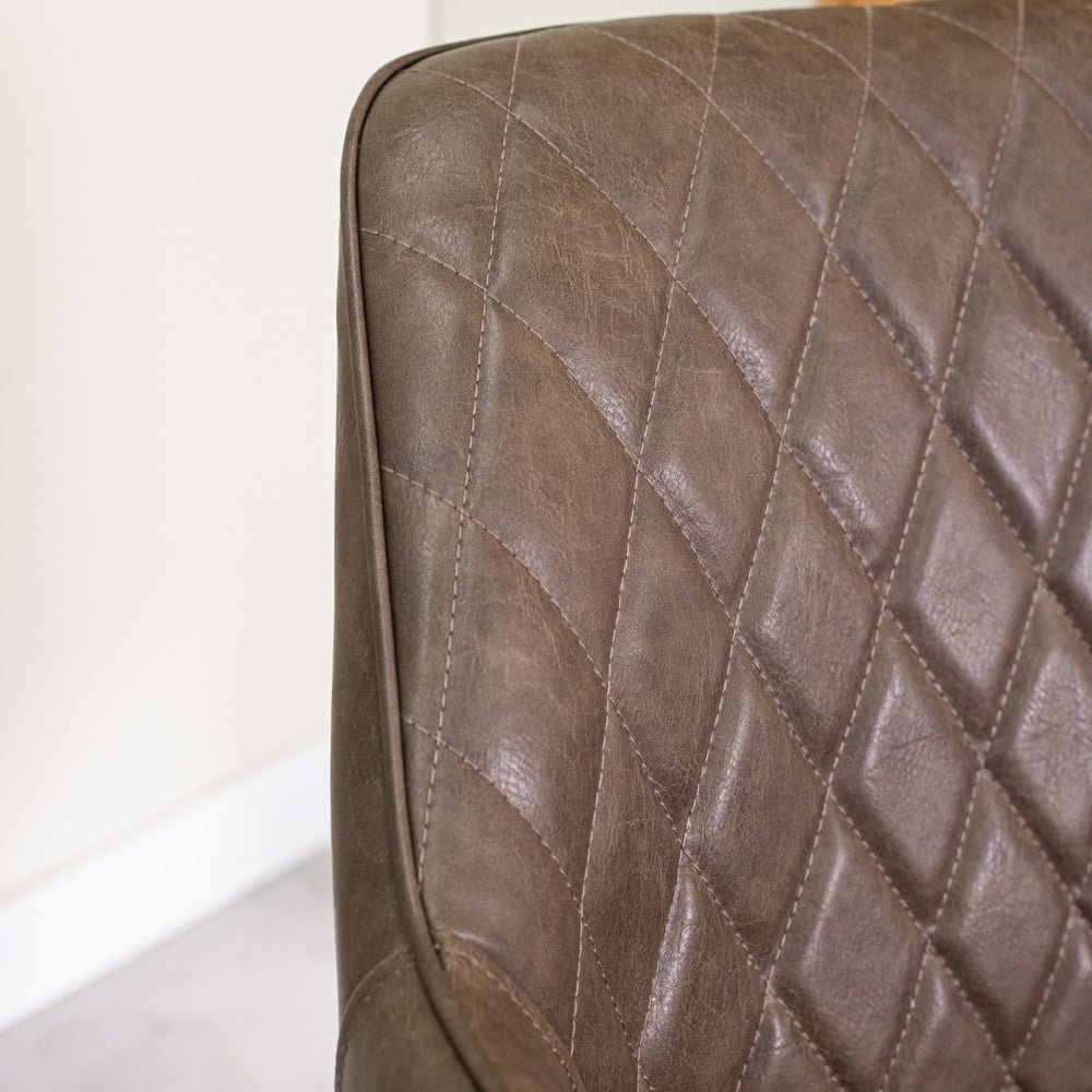 Spisestuestol Gian Dimehouse Taupe LxBxH 73x65x50 Kunstlæder Atmosfærisk fotodetalje