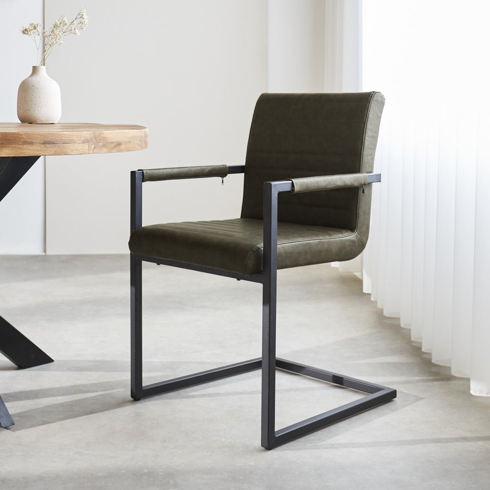 Spisestuestol Kuba Dimehouse Grøn LxBxH 71x59x58 Kunstlæder Atmosfærisk foto diagonalt set forfra