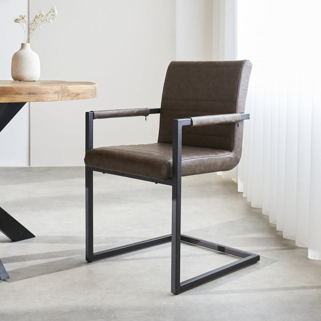Spisestuestol Kuba Dimehouse Taupe LxBxH 71x59x58 Kunstlæder Atmosfærisk foto diagonalt set forfra