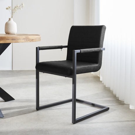 Spisestuestol Kuba Dimehouse Sort LxBxH 71x59x58 Kunstlæder Atmosfærisk foto diagonalt set forfra
