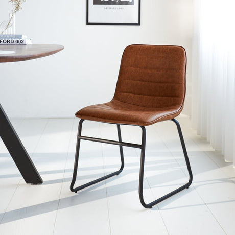 Spisestuestol Mark Dimehouse Cognac LxBxH 74x56x54 Kunstlæder Atmosfærisk foto diagonalt set forfra