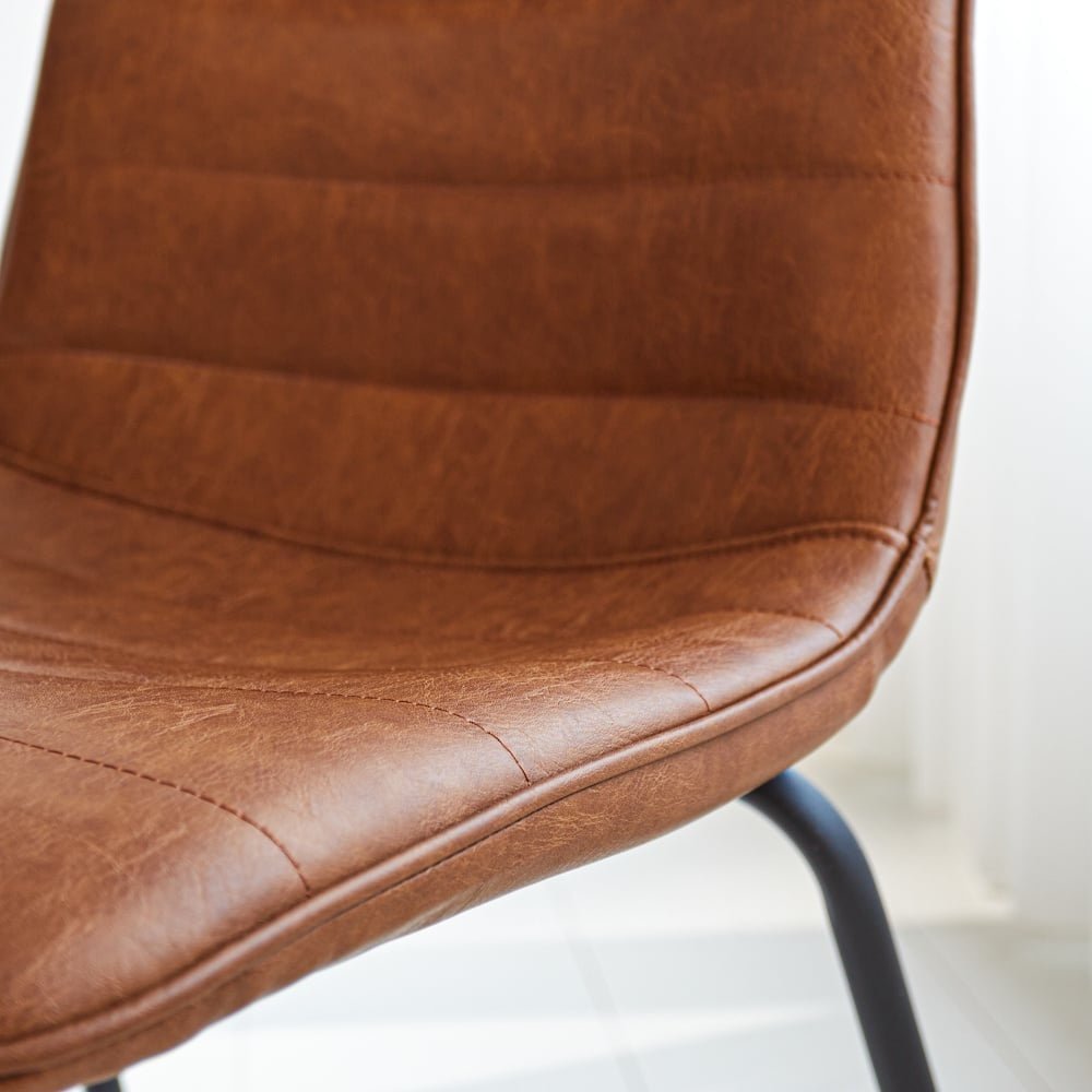 Spisestuestol Mark Dimehouse Cognac LxBxH 74x56x54 Kunstlæder Atmosfærisk fotodetalje