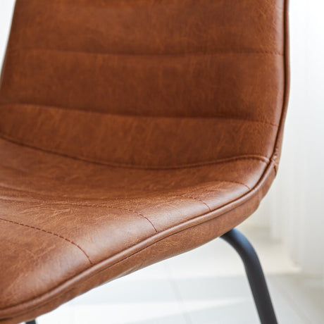 Spisestuestol Mark Dimehouse Cognac LxBxH 74x56x54 Kunstlæder Atmosfærisk fotodetalje