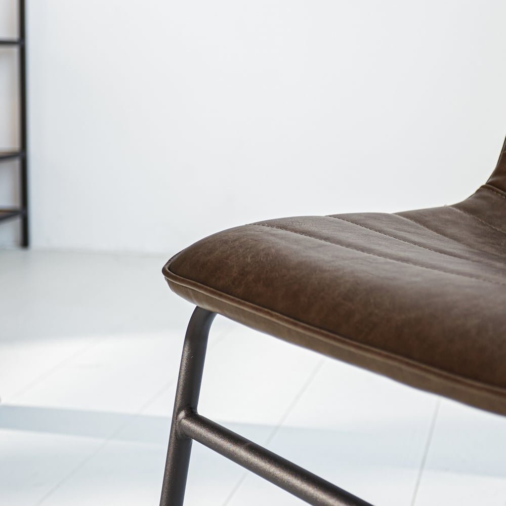 Spisestuestol Mark Dimehouse Taupe LxBxH 74x56x54 Kunstlæder Atmosfærisk fotodetalje
