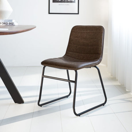 Spisestuestol Mark Dimehouse Taupe LxBxH 74x56x54 Kunstlæder Atmosfærisk foto diagonalt set forfra