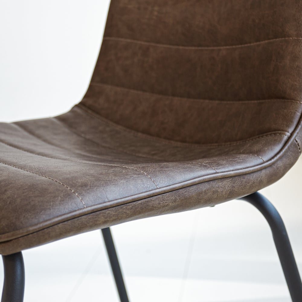 Spisestuestol Mark Dimehouse Taupe LxBxH 74x56x54 Kunstlæder Atmosfærisk fotodetalje