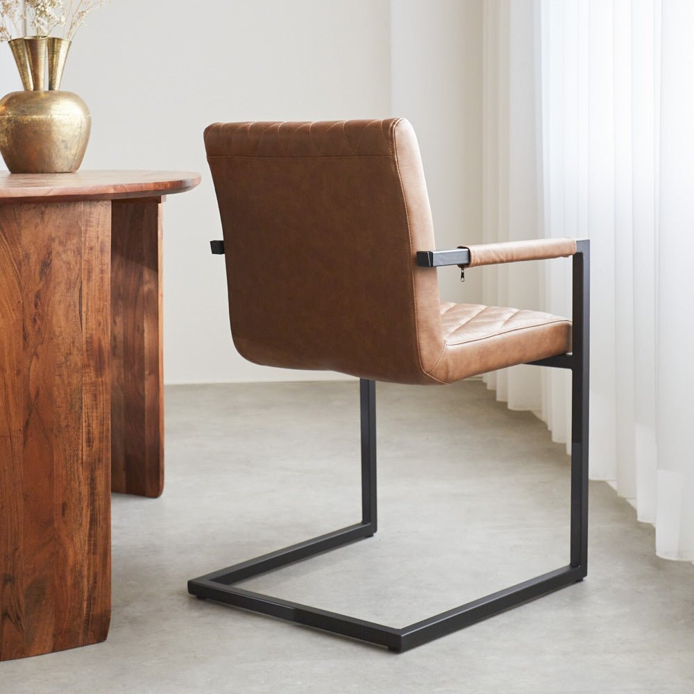 Spisestuestol Ruben Dimehouse Cognac LxBxH 71x59x58 Kunstlæder Atmosfærisk foto diagonalt set bagfra