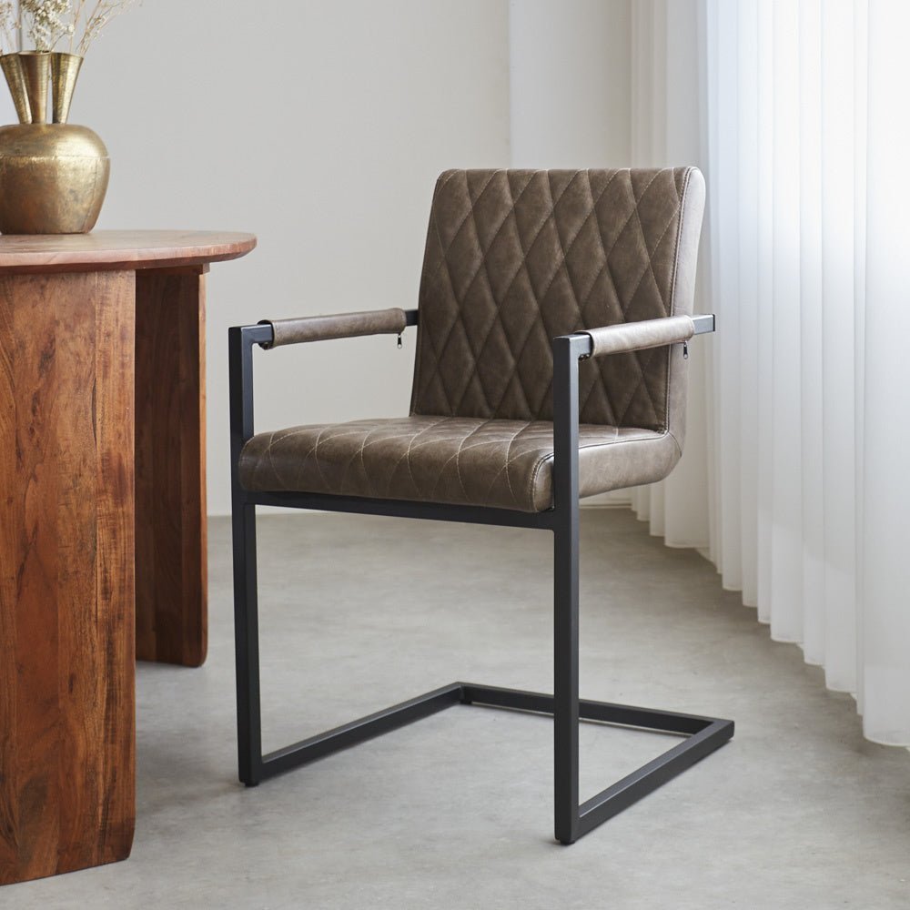 Spisestuestol Ruben Dimehouse Taupe LxBxH 71x59x58 Kunstlæder Atmosfærisk foto diagonalt set forfra