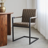Spisestuestol Ruben Dimehouse Taupe LxBxH 71x59x58 Kunstlæder Atmosfærisk foto diagonalt set forfra