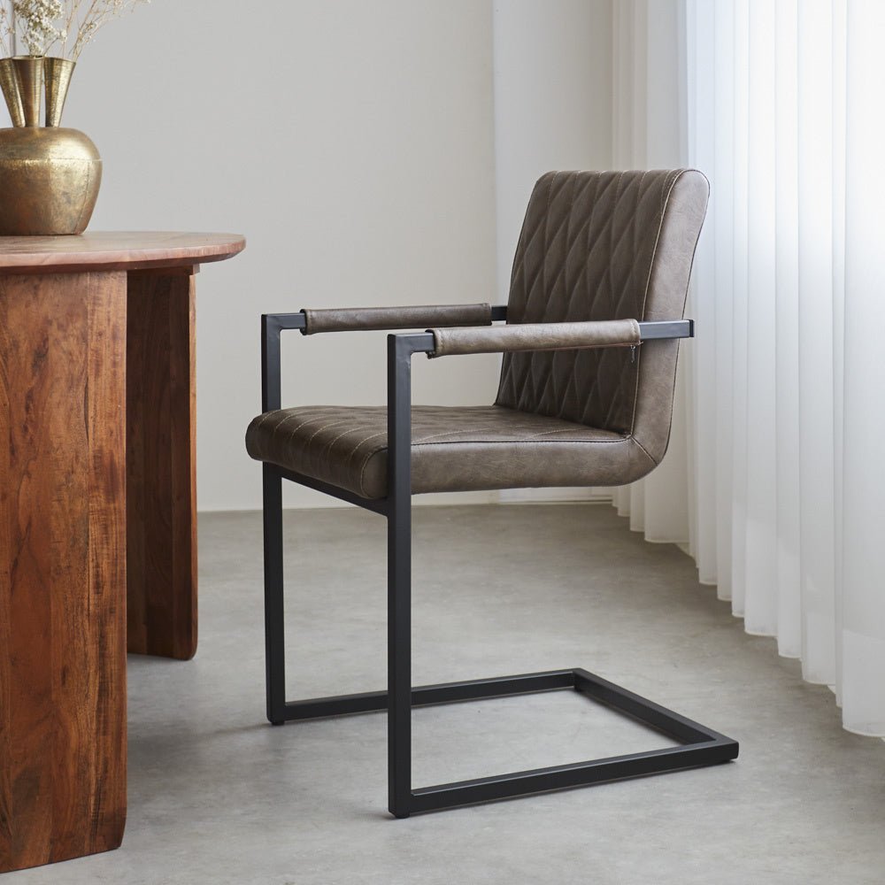 Spisestuestol Ruben Dimehouse Taupe LxBxH 71x59x58 Kunstlæder Atmosfærisk foto set fra siden