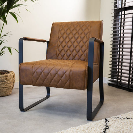 Lænestol Peter Dimehouse Cognac LxBxH 68x62x45 Kunstlæder Atmosfærisk foto diagonalt set forfra