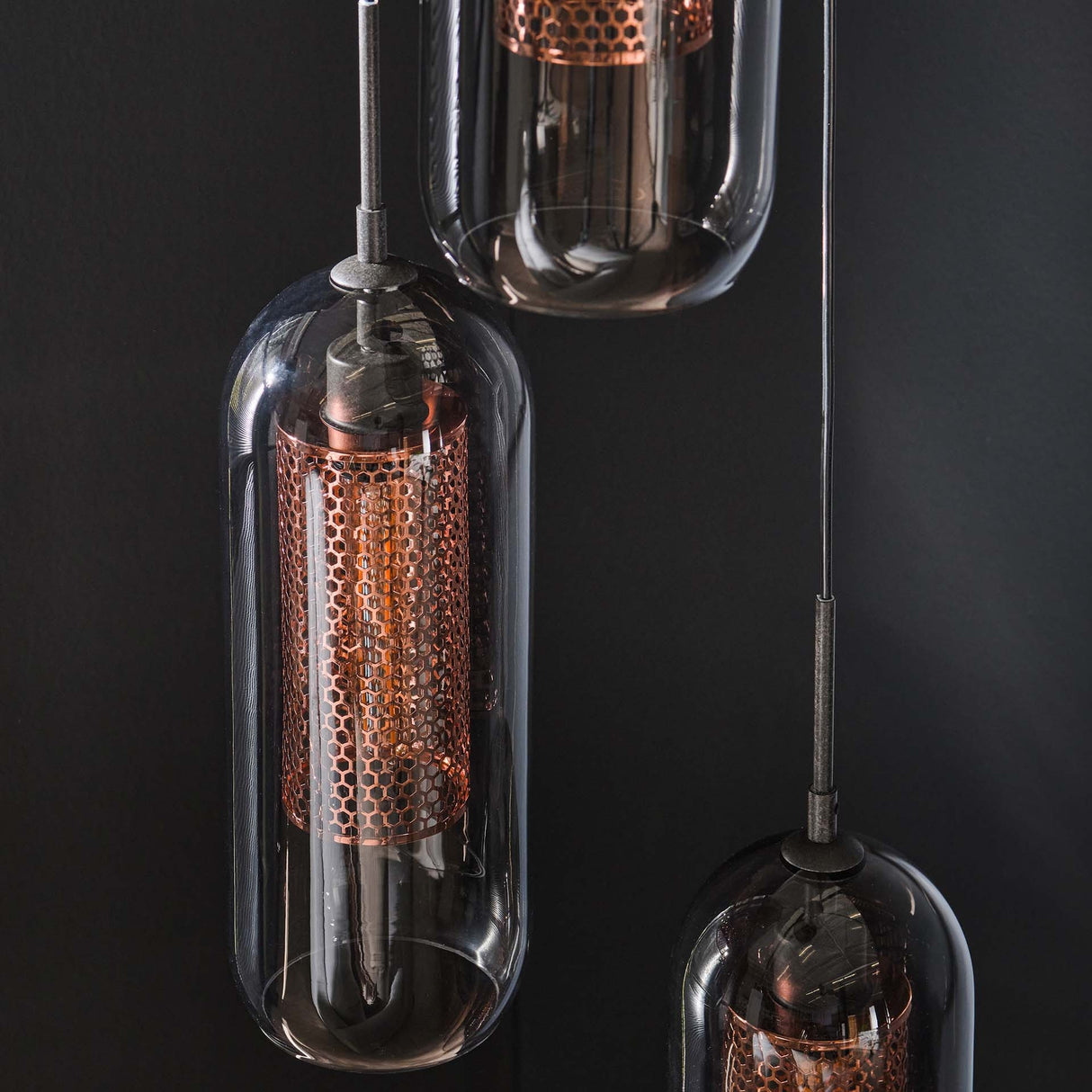 Hængelampe Amy DH Interiør Sort LxBxH 81x63x24 Metal Atmosfærisk fotodetalje