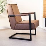 Lænestol Tiger Dimehouse Taupe LxBxH 69x58x49 Eco-læder Atmosfærisk foto set fra siden