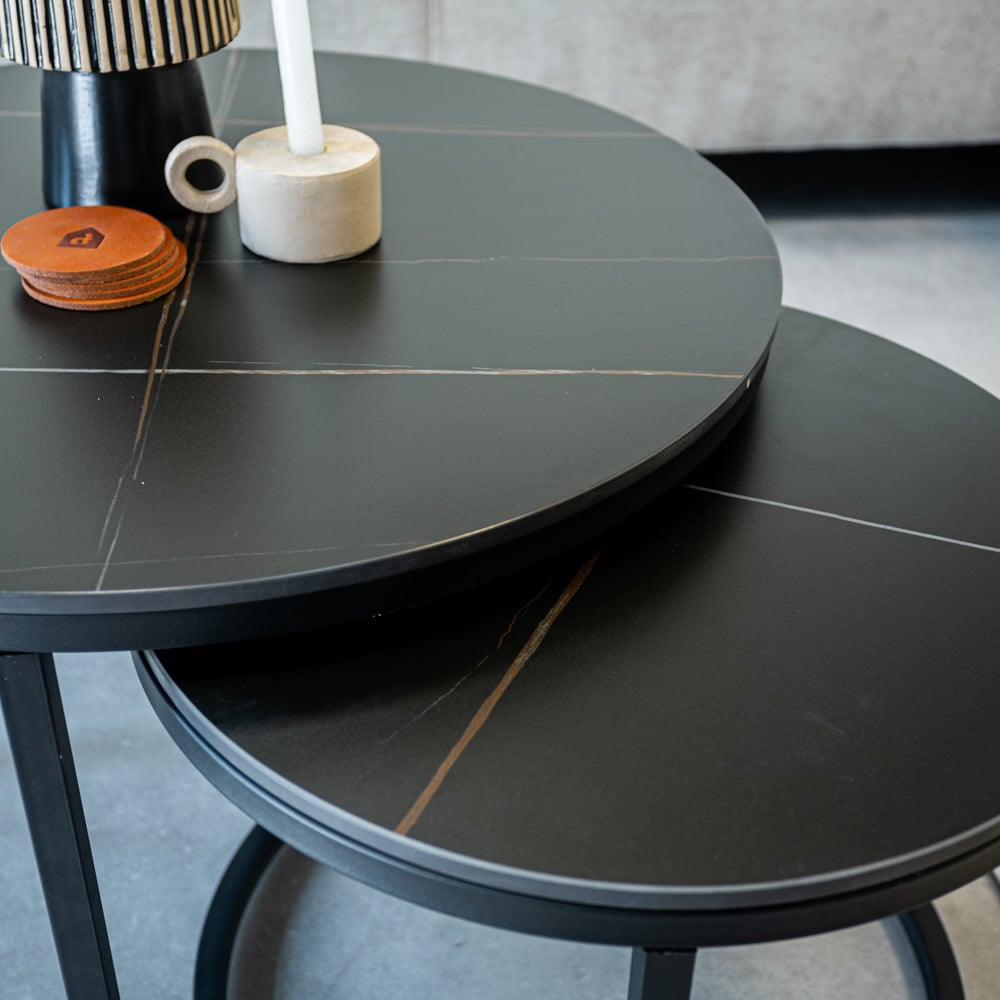 Sofabord Trevor Sort Dimehouse Sort LxBxH 80x80x13 Sintret sten Atmosfærefoto anderledes