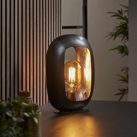 Bordlampe Selma DH Interiør Sort LxBxH 38x31x17 Nikkel Atmosfærisk foto diagonalt set forfra