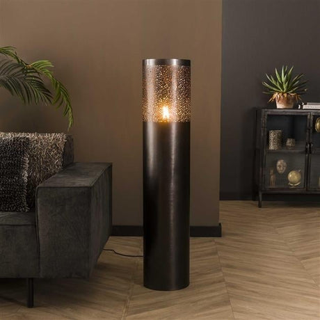 Gulvlampe Eleanor Sort Nikkel DH Interiør Sort LxBxH 121x26x26 Nikkel Atmosfærisk foto diagonalt set forfra