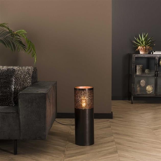 Gulvlampe Eleanor Sort Nikkel DH Interiør Sort LxBxH 68x25x25 Nikkel Atmosfærisk foto diagonalt set forfra