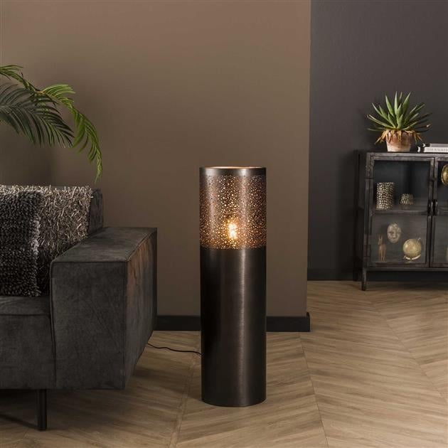 Gulvlampe Eleanor Sort Nikkel DH Interiør Sort LxBxH 96x30x30 Nikkel Atmosfærisk foto diagonalt set forfra