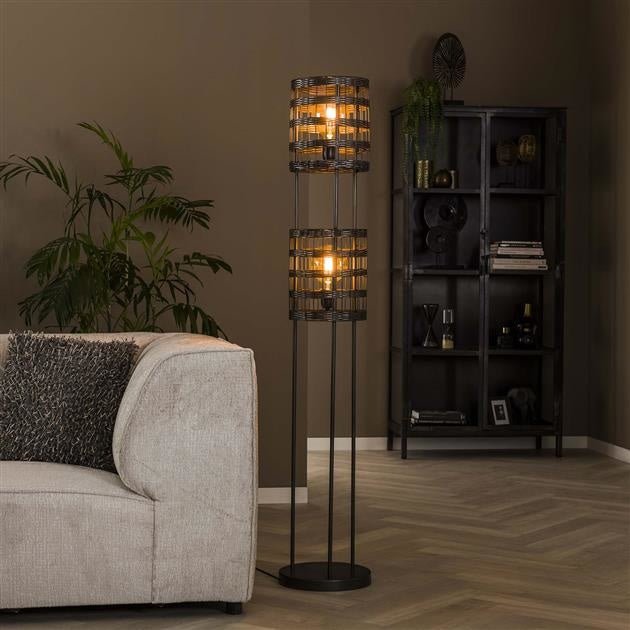 Gulvlampe Mori DH Interiør Sort LxBxH 172x35x35 Nikkel Atmosfærisk foto set forfra