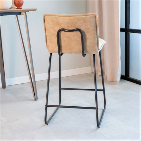 Barstol Jelle Dimehouse Champagne LxBxH 63x56x49 Microfiber Atmosfærisk foto diagonalt set bagfra