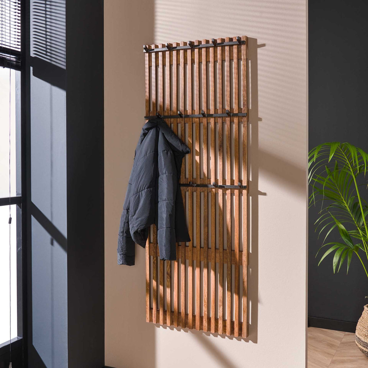 Knagerække Vera DH Interiør Mango LxBxH 165x67x12 Mangotræ Atmosfærisk foto diagonalt set forfra