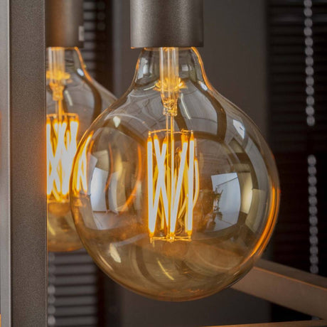 Lyskilde LED glødetråd Kugle Ø12,5 DH Interiør Ravfarvet glas LxBxH 18x13x13 Ravfarvet glas Atmosfærisk foto diagonalt set forfra