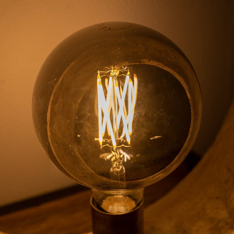 Lyskilde LED glødetråd Kugle Ø12,5 Smoke DH Interiør Grå LxBxH 18x13x13 Glas Atmosfærisk foto diagonalt set forfra