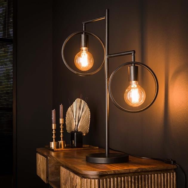 Bordlampe Hennes DH Interiør Charcoal LxBxH 61x40x12 Metal Stemningsbillede i situationen