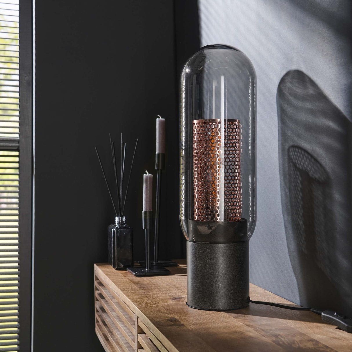 Bordlampe Hilda DH Interiør Sort LxBxH 46x38x21 Metal Atmosfærisk foto diagonalt set forfra