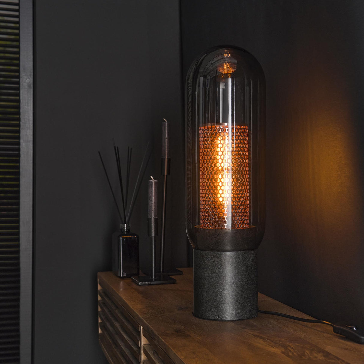 Bordlampe Hilda DH Interiør Sort LxBxH 46x38x21 Metal Atmosfærisk foto diagonalt set forfra