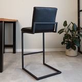 Barstol Kuba Dimehouse Sort LxBxH 93x58x53 Kunstlæder Atmosfærisk foto diagonalt set bagfra