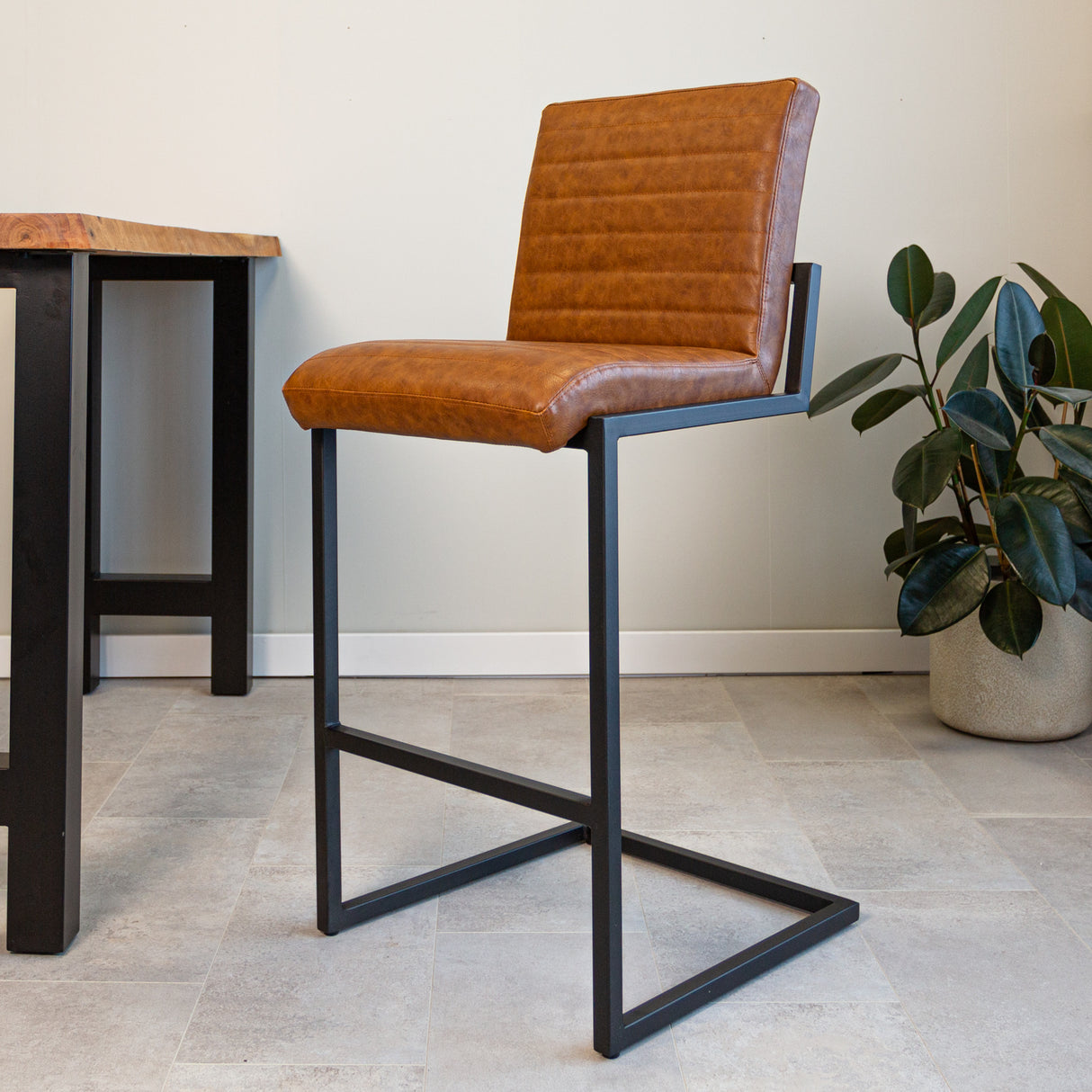 Barstol Kuba Dimehouse Cognac LxBxH 72x69x54 Kunstlæder Atmosfærisk foto diagonalt set forfra