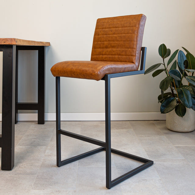 Barstol Kuba Dimehouse Cognac LxBxH 72x69x54 Kunstlæder Atmosfærisk foto diagonalt set forfra