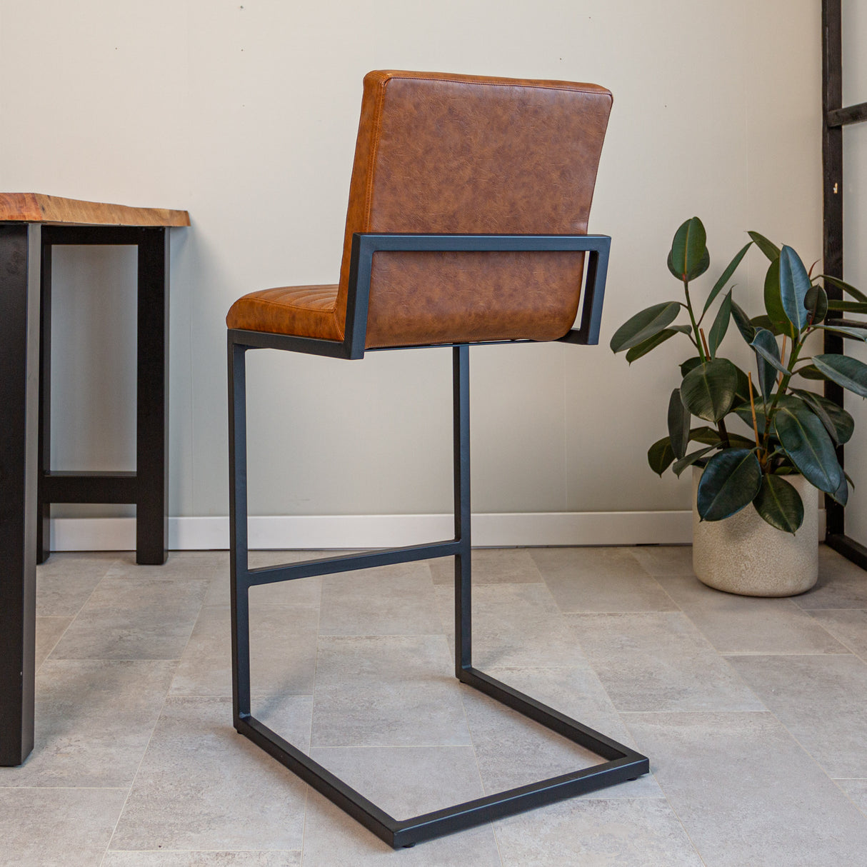 Barstol Kuba Dimehouse Cognac LxBxH 72x69x54 Kunstlæder Atmosfærisk foto diagonalt set bagfra