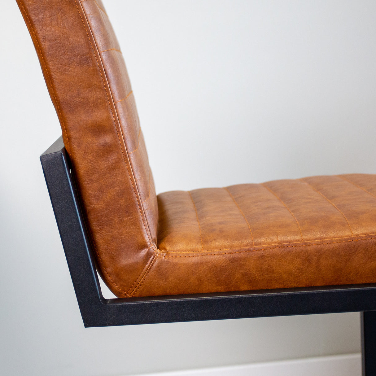 Barstol Kuba Dimehouse Cognac LxBxH 72x69x54 Kunstlæder Atmosfærisk fotodetalje