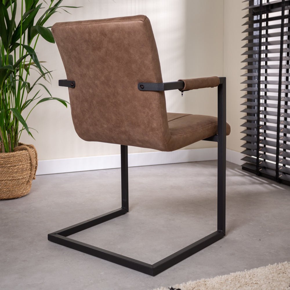 Spisestuestol Jackson Dimehouse Taupe LxBxH 71x58x54 Stof Atmosfærisk foto diagonalt set bagfra