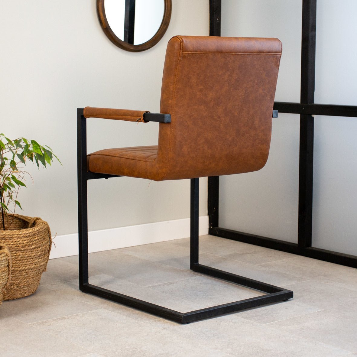 Spisestuestol Kuba Dimehouse Cognac LxBxH 71x59x58 Kunstlæder Atmosfærisk foto diagonalt set bagfra