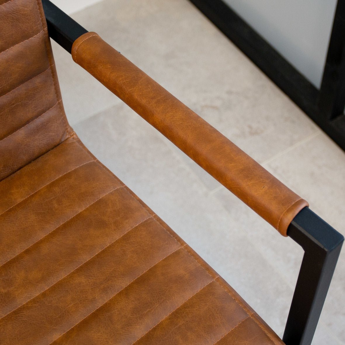 Spisestuestol Kuba Dimehouse Cognac LxBxH 71x59x58 Kunstlæder Atmosfærisk fotodetalje