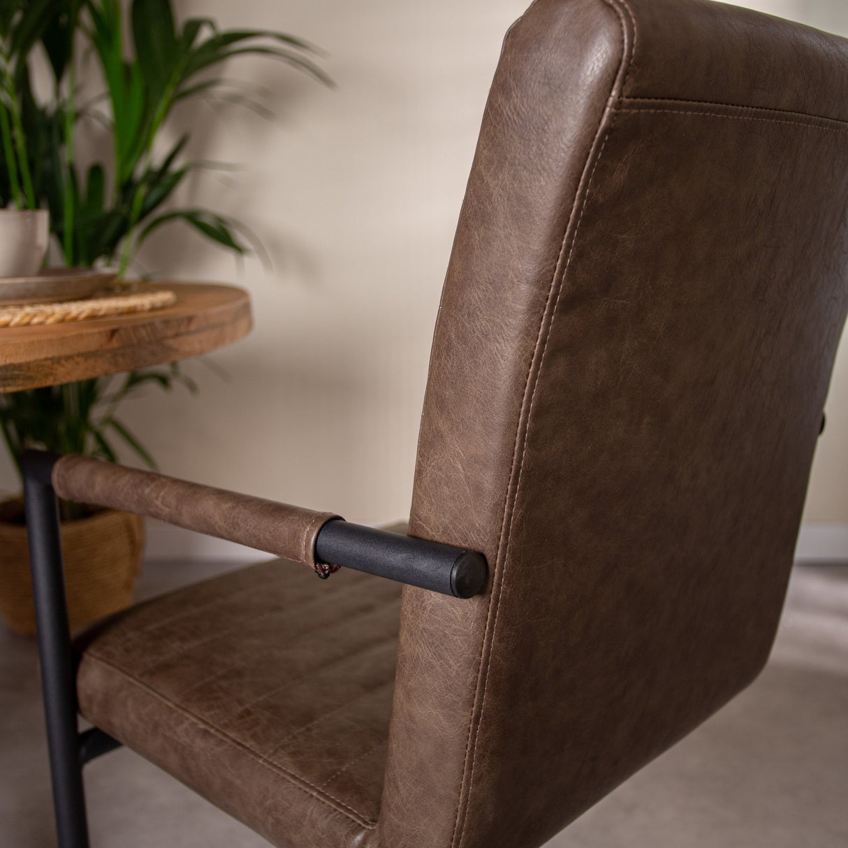 Spisestuestol BH Dimehouse Taupe LxBxH 73x59x58 Kunstlæder Atmosfærisk fotodetalje