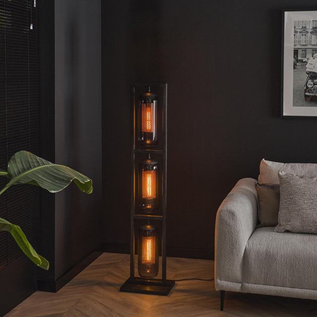 Gulvlampe Hilda DH Interiør Sort LxBxH 162x38x29 Metal Atmosfærisk foto diagonalt set forfra