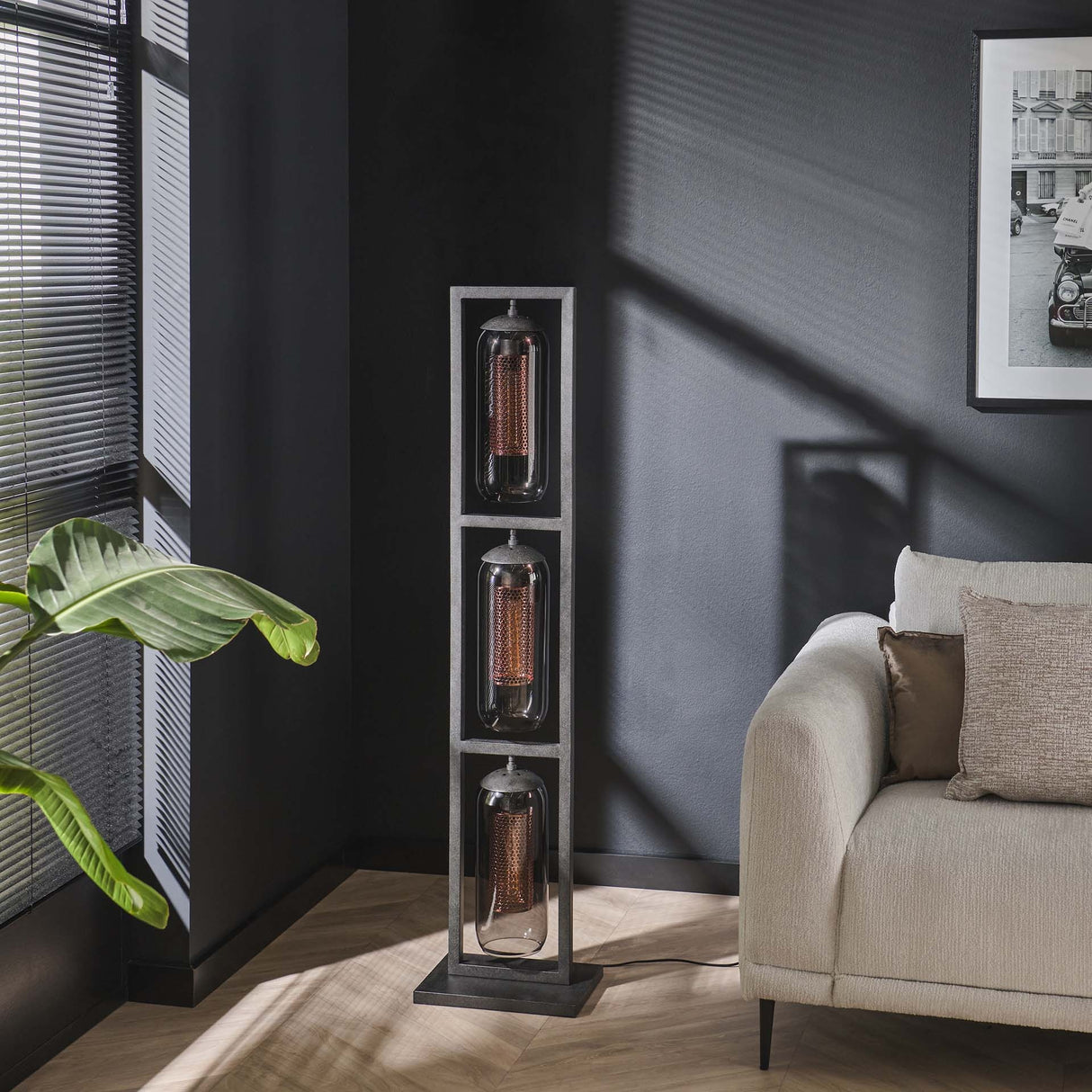 Gulvlampe Hilda DH Interiør Sort LxBxH 162x38x29 Metal Atmosfærisk foto diagonalt set forfra