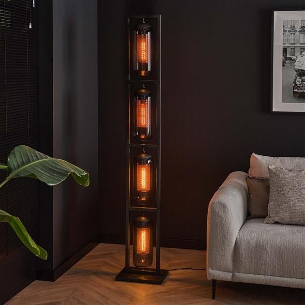 Gulvlampe Hilda DH Interiør Sort LxBxH 190x41x29 Metal Atmosfærisk foto diagonalt set forfra