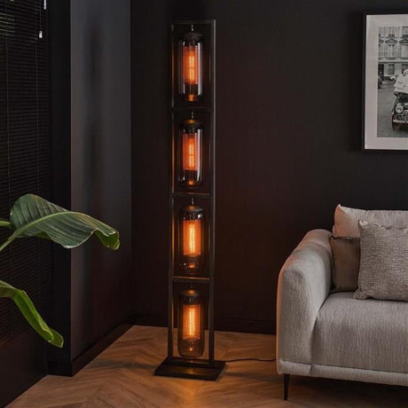 Gulvlampe Hilda DH Interiør Sort LxBxH 190x41x29 Metal Atmosfærisk foto diagonalt set forfra